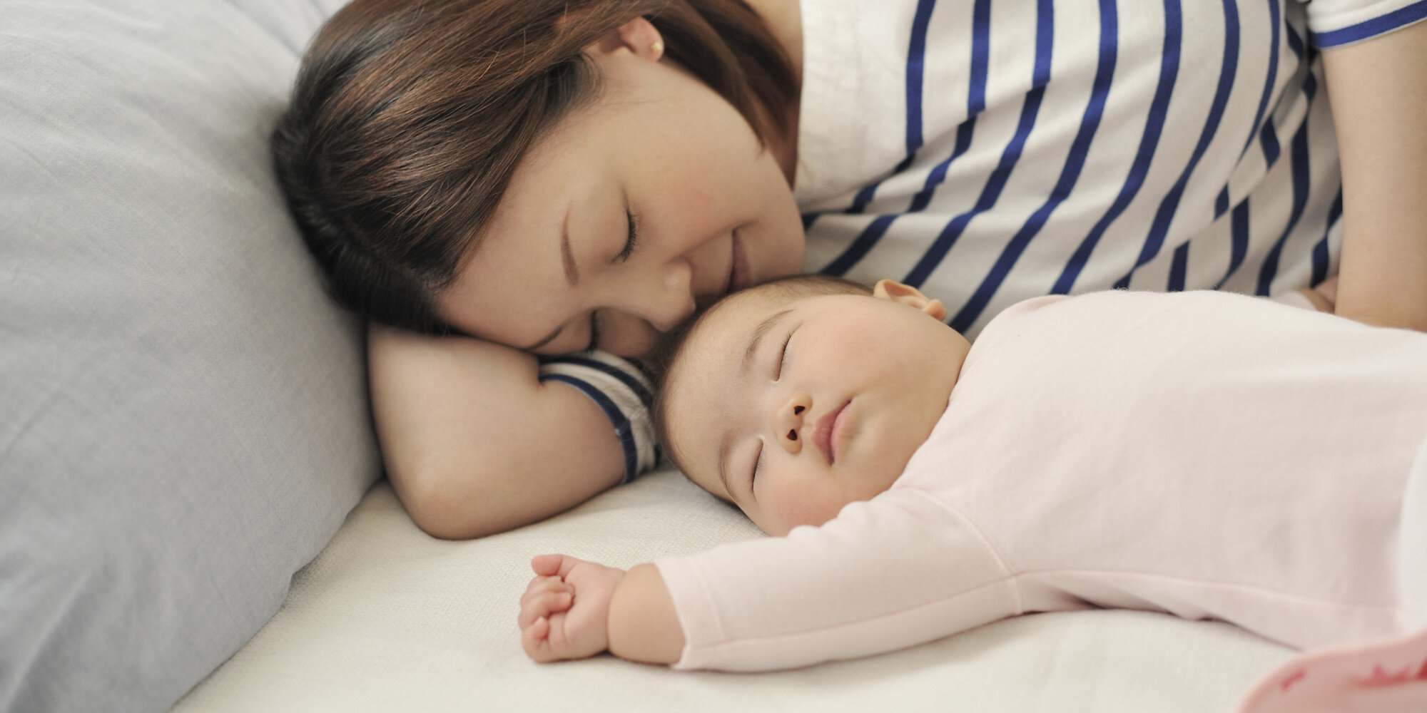 Азиатки мамы спят. Сон младенца. Мама со спящим малышом.