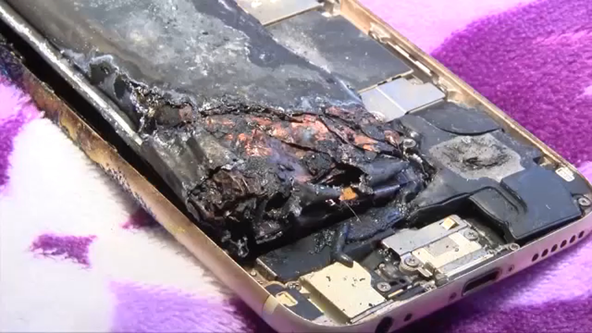 Почему загорелся самсунг. Samsung Galaxy Note 7 взрывается. Сгорел смартфон. Взрыв смартфона. Айфон сгорел.