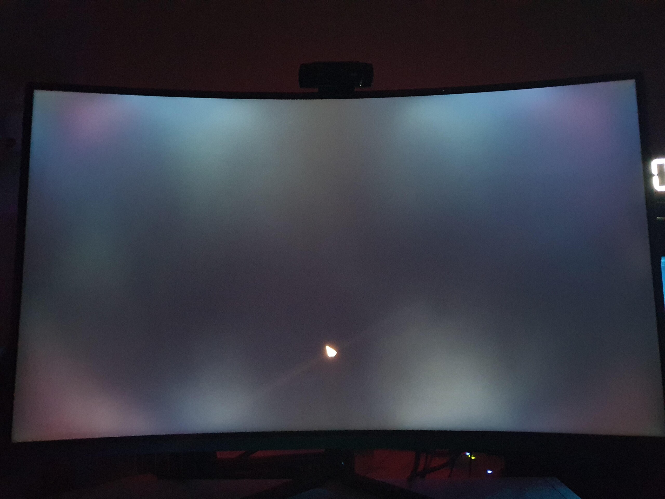Az olcsóbb, ívelt monitorok megvilágítása nem tökéletes